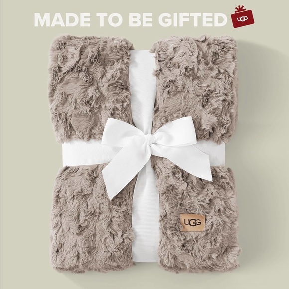 UGG Cozy Faux Fur Throw Blanket - Picture 4 of 4